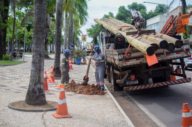 Prefeitura inicia instalação da decoração de Natal e Bocalom informa que casinha do Papai Noel será azul  